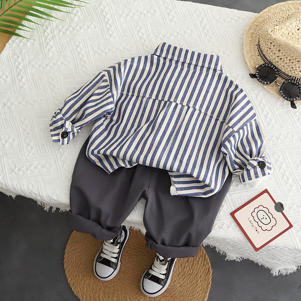 Set pentru copii elegant din trei piese cu imprimeu si nasturi pentru baieti