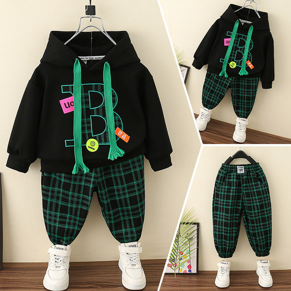 Dječja bluza s kapuljačom i hlače s džepom za dječake