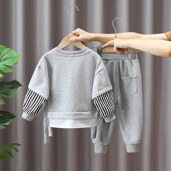 Set copii pentru viata de zi cu zi, format din doua bucati de pantaloni si o bluza