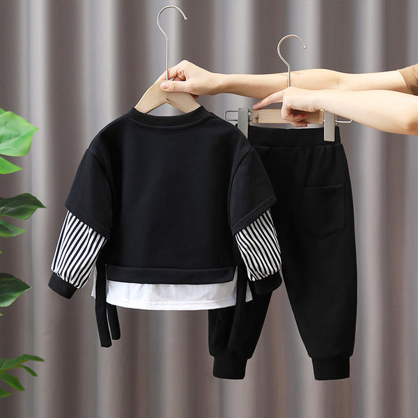 Set copii pentru viata de zi cu zi, format din doua bucati de pantaloni si o bluza