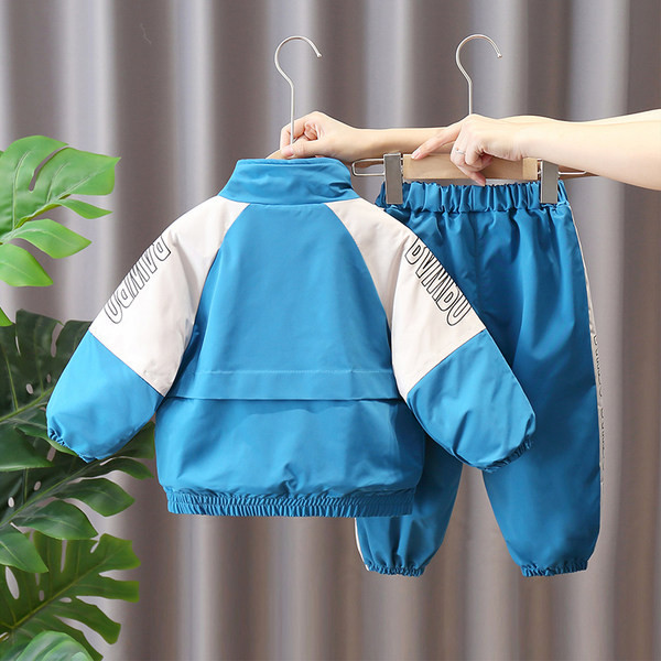 Vaikiškas dviejų dalių sportinis rinkinys su užrašu