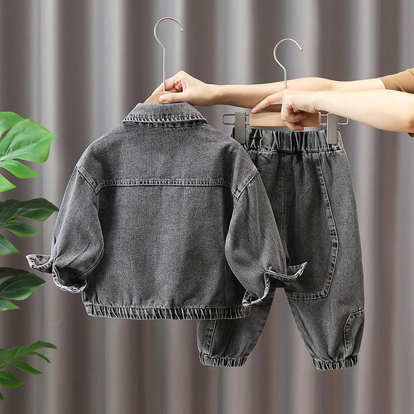 Dječački set traper hlača i jakne s džepovima na kopčanje