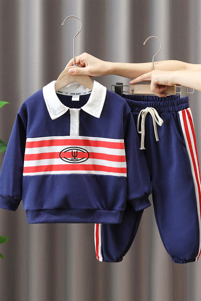 Dvodijelna sportska odjeća s ovratnikom i porubom za dječake