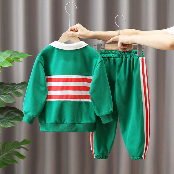 Dvodijelna sportska odjeća s ovratnikom i porubom za dječake