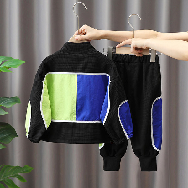 Novi model dječjeg kompleta sa džepom i patentnim zatvaračem