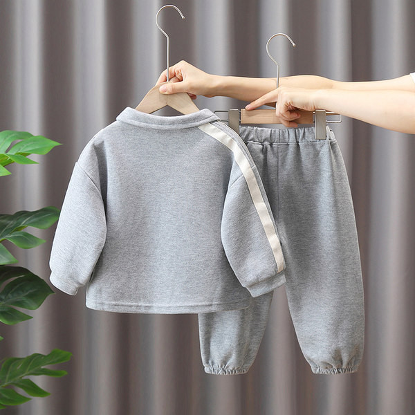 Dviejų dalių sportinis kostiumas berniukams su vamzdeliais