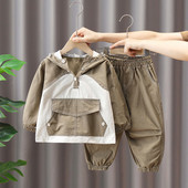 Įprastas dviejų dalių kostiumėlis su kišene ir sagomis