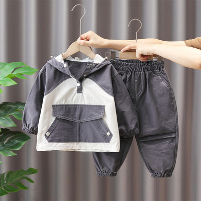 Įprastas dviejų dalių kostiumėlis su kišene ir sagomis