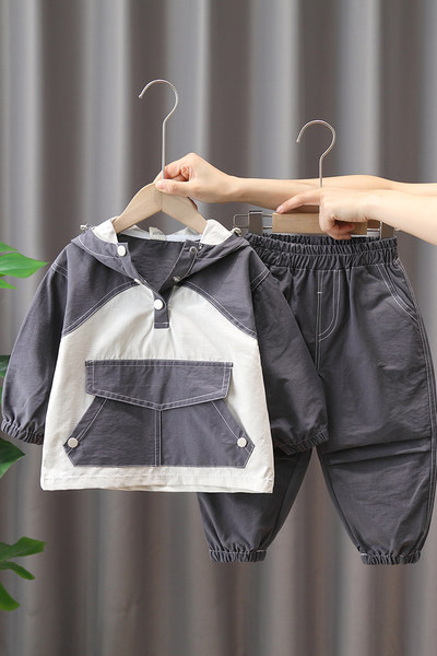 Įprastas dviejų dalių kostiumėlis su kišene ir sagomis