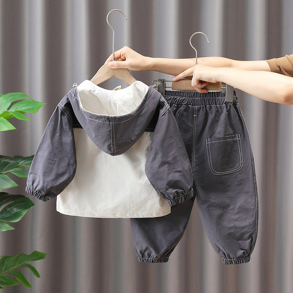 Įprastas dviejų dalių kostiumėlis su kišene ir sagomis