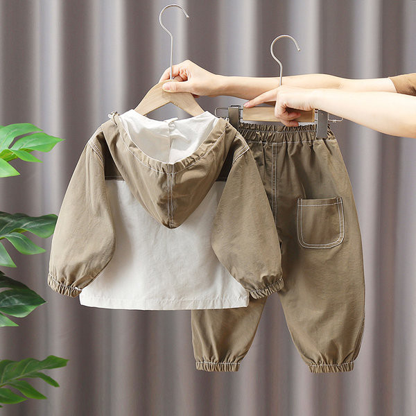 Įprastas dviejų dalių kostiumėlis su kišene ir sagomis