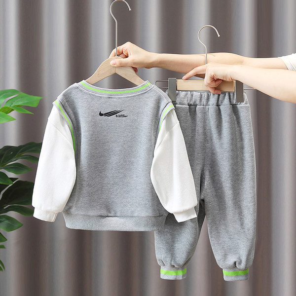 Komplet džepnih hlača i bluze s printom za dječake