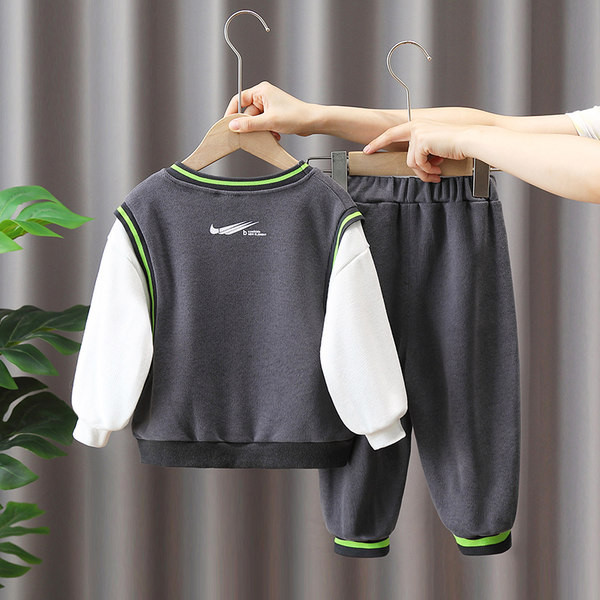 Komplet džepnih hlača i bluze s printom za dječake