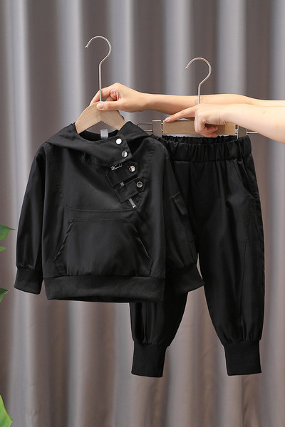 Sportska odjeća za dječake s gumbima i natpisima