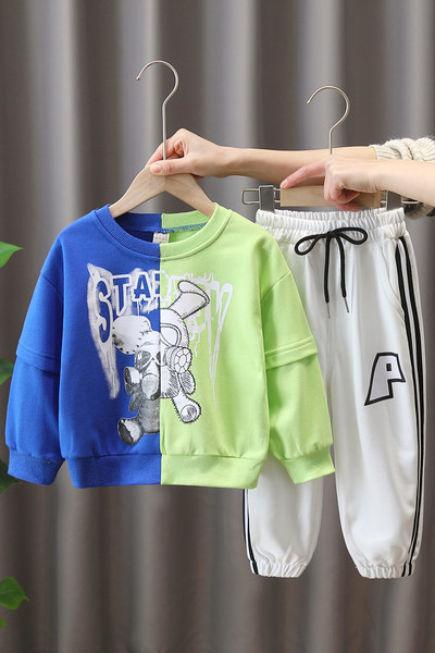 Dječački set sportskih hlača i bluze s vezicama