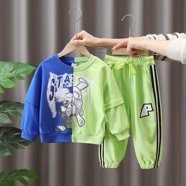 Dječački set sportskih hlača i bluze s vezicama