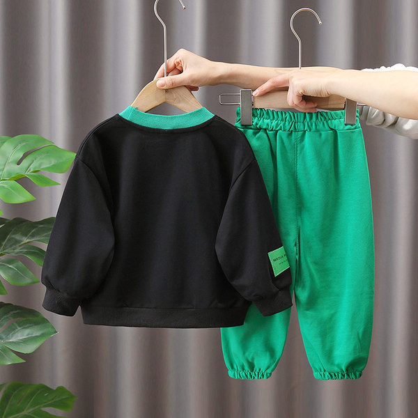 Komplet hlača i bluze na vezanje za dječake