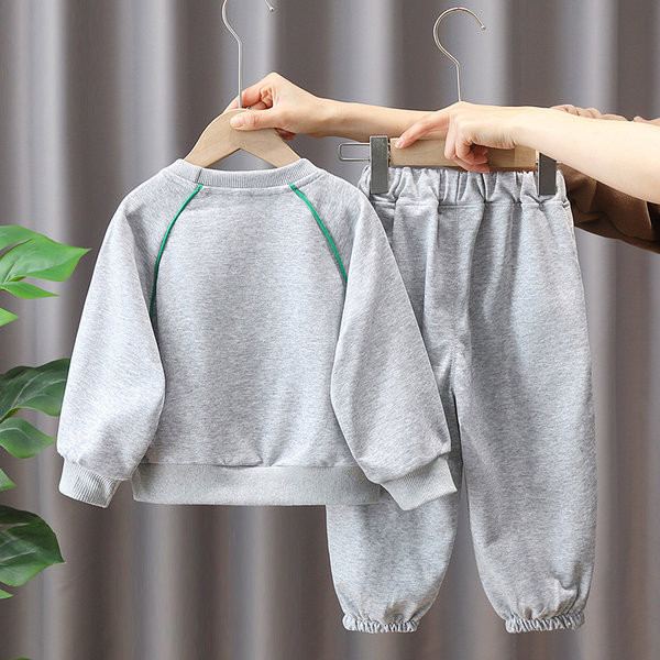 Berniukų margintų kelnių ir palaidinių rinkinys