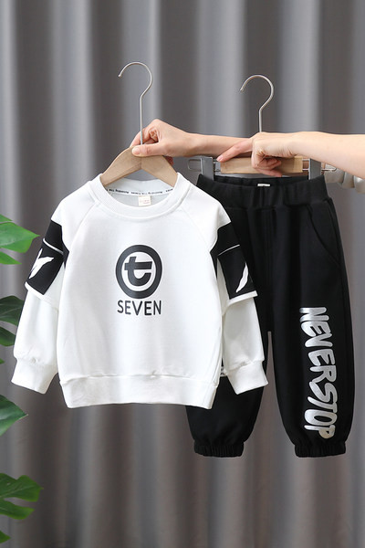 Dječački komplet sportskih hlača i bluze s printom