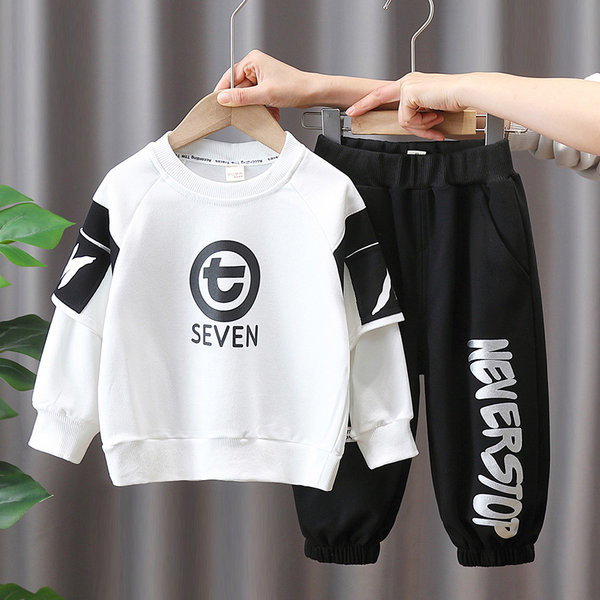 Dječački komplet sportskih hlača i bluze s printom