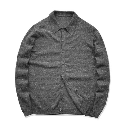 Įprastas vyriškas megztinis su sagomis