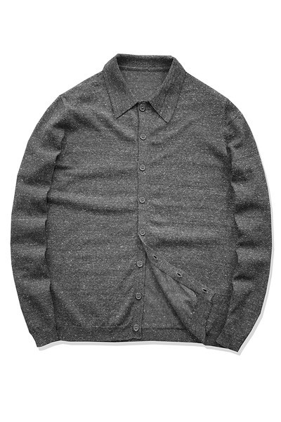 Įprastas vyriškas megztinis su sagomis