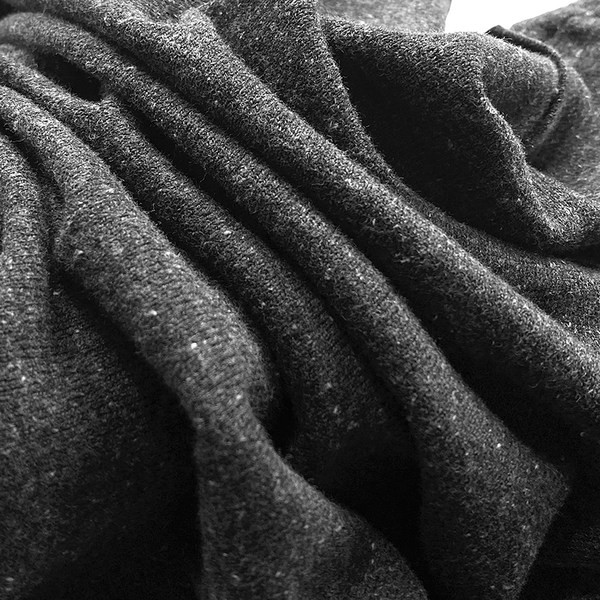 Įprastas vyriškas megztinis su sagomis