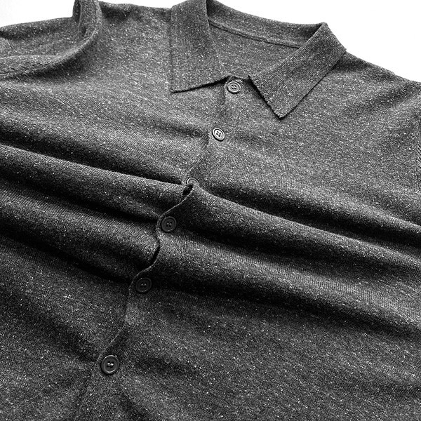 Įprastas vyriškas megztinis su sagomis