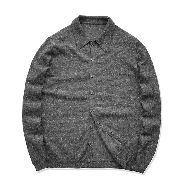 Įprastas vyriškas megztinis su sagomis