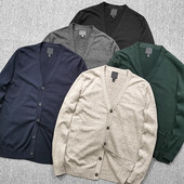 Švaraus rašto vyriškas plono trikotažo megztinis su sagomis