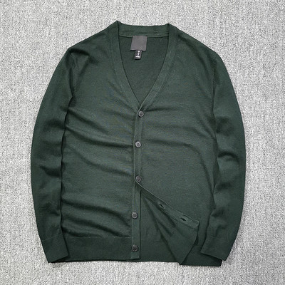 Švaraus rašto vyriškas plono trikotažo megztinis su sagomis