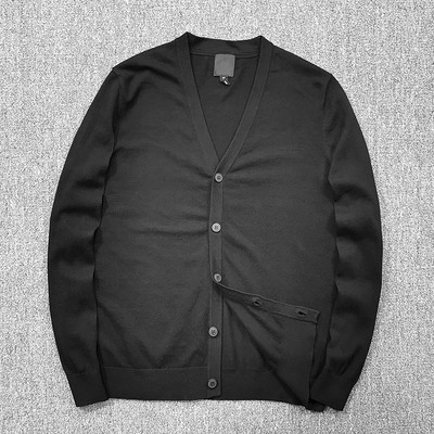 Švaraus rašto vyriškas plono trikotažo megztinis su sagomis