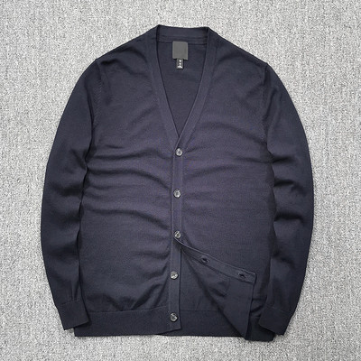 Švaraus rašto vyriškas plono trikotažo megztinis su sagomis