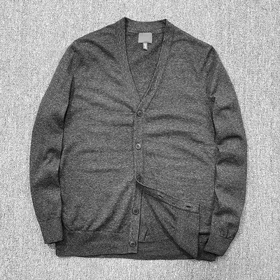 Švaraus rašto vyriškas plono trikotažo megztinis su sagomis