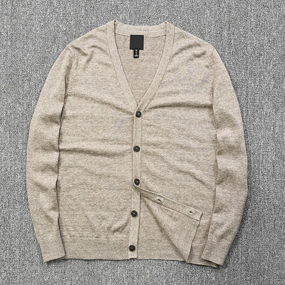 Švaraus rašto vyriškas plono trikotažo megztinis su sagomis