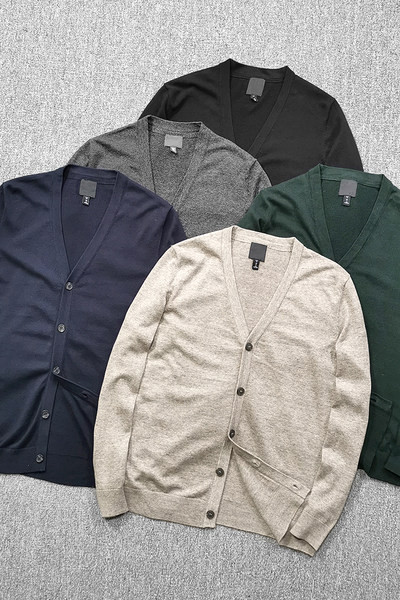 Švaraus rašto vyriškas plono trikotažo megztinis su sagomis