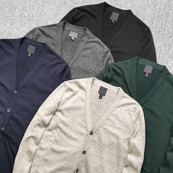 Švaraus rašto vyriškas plono trikotažo megztinis su sagomis