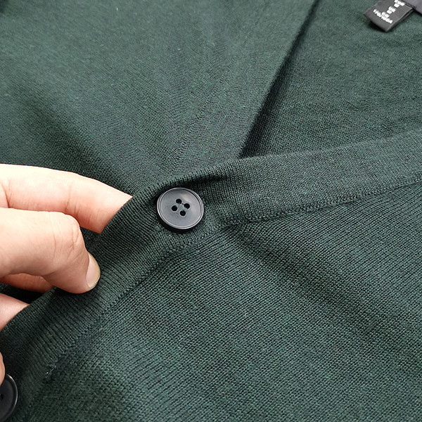 Švaraus rašto vyriškas plono trikotažo megztinis su sagomis