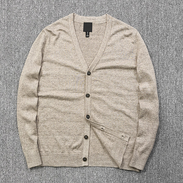 Švaraus rašto vyriškas plono trikotažo megztinis su sagomis