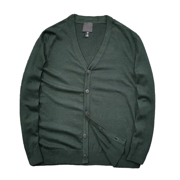 Švaraus rašto vyriškas plono trikotažo megztinis su sagomis