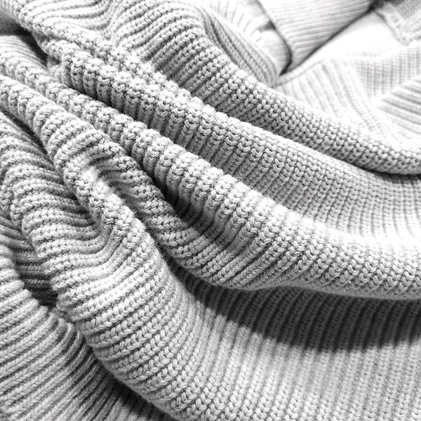 Vyriškas megztas megztas su sagomis ir kišenėmis