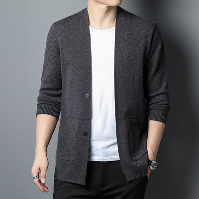 Paprastas vyriškas megztinis su sagomis ir kišene