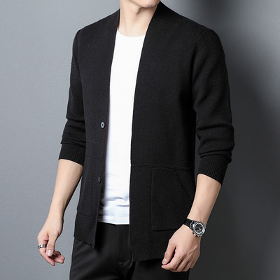 Paprastas vyriškas megztinis su sagomis ir kišene