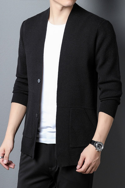 Paprastas vyriškas megztinis su sagomis ir kišene