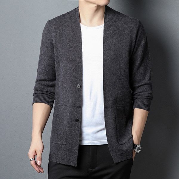 Paprastas vyriškas megztinis su sagomis ir kišene