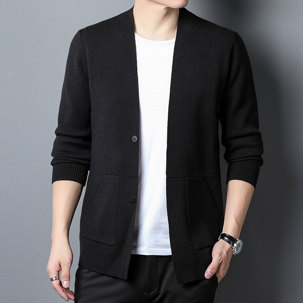 Paprastas vyriškas megztinis su sagomis ir kišene