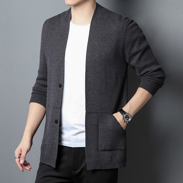 Paprastas vyriškas megztinis su sagomis ir kišene