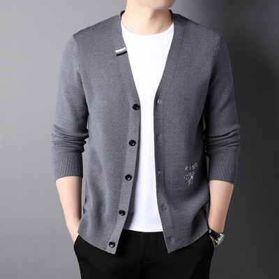 Cardigan barbatesc tricotat cu broderie