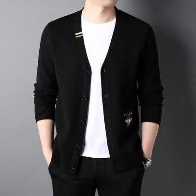 Cardigan barbatesc tricotat cu broderie