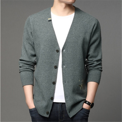 Cardigan barbatesc tricotat cu broderie